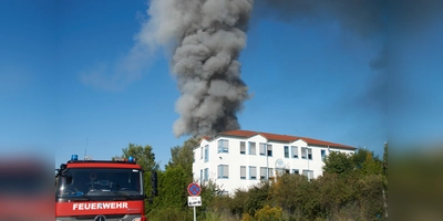 Großbrand am Freitagvormittag zerstört Werkshalle. (Foto: Stefan Bönning)