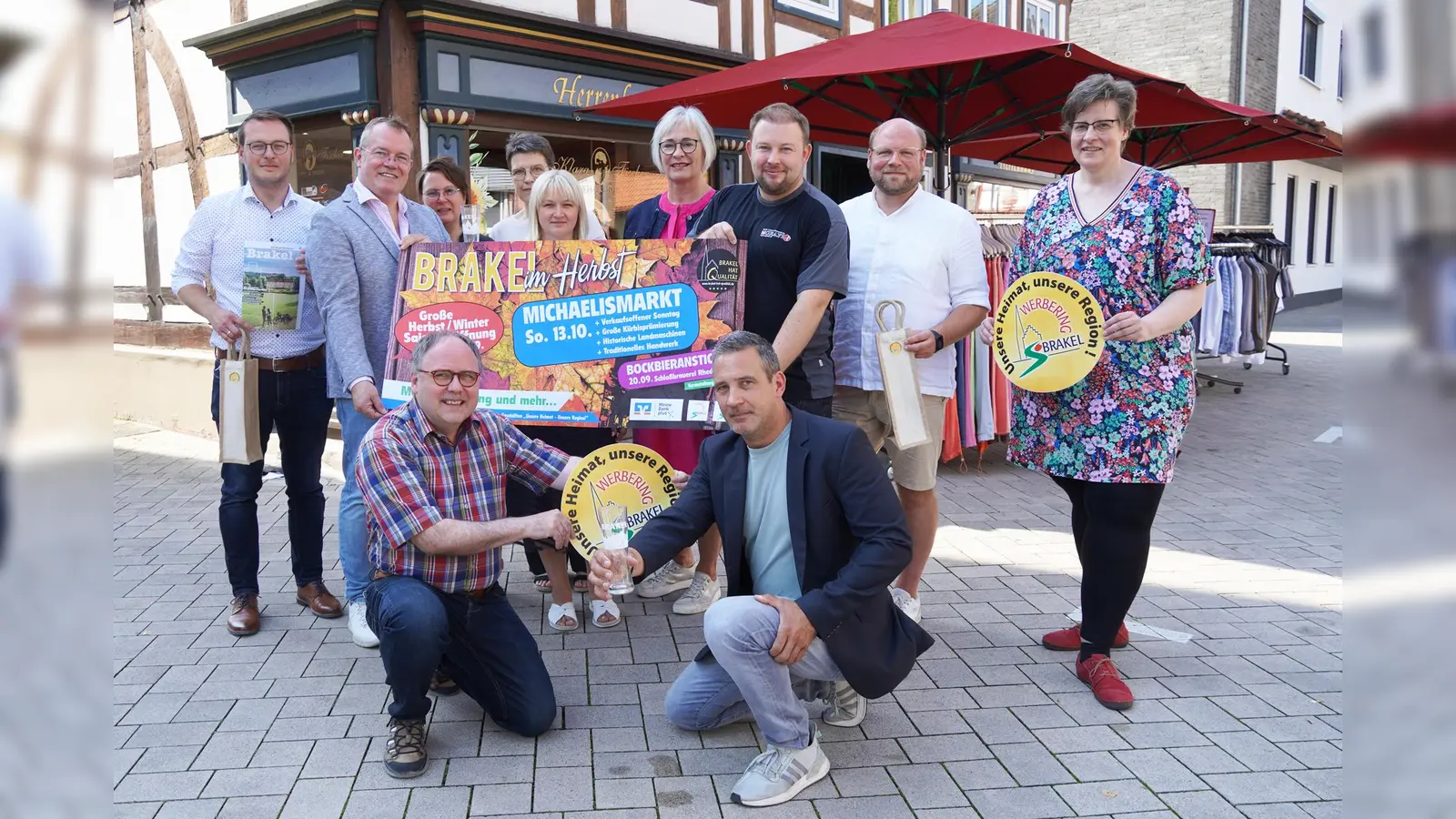 Der Brakeler Werbering möchte auf die Aktion „Brakel im Herbst“ hinweisen, (v.l. hinten) Alexander Kleinschmidt, Bernhard und Diana Fischer, Barbara Potente, Ludmilla Penner, Monika Sünkeler, Markus Härmens, Niko Rappe, Simone Schulz-Meier sowie (vorne knieend v.l.) Rainer Schäfers und Guido Kaltwasser. (Foto: Stadt Brakel)