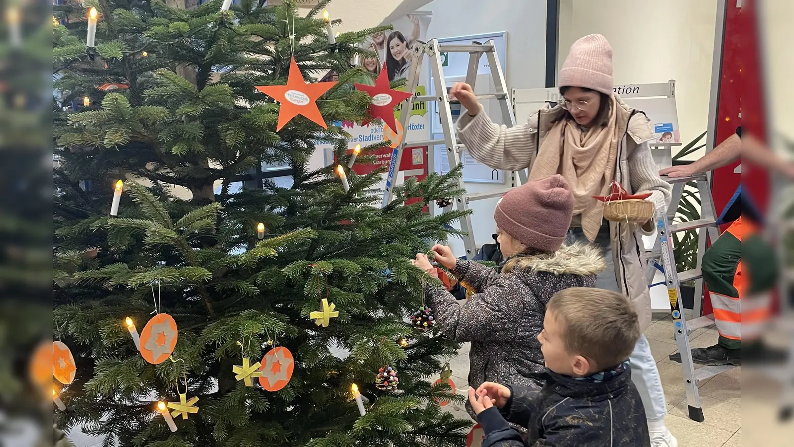 Mit verzierten Tannenzapfen, Sternen und kleinen Heintürmchen wird der Weihnachtsbaum im Stadthaus geschmückt.  (Foto: Stadt Warburg)