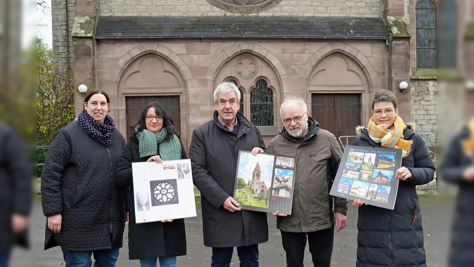 Präsentieren den neuen Kalender „Denkmal des Monats 2025“: (von links) Verena Potthast und Ines Koßmann vom städtischen Bauamt, Bürgermeister Hermann Temme, Pfarrer Volker Walle und Barbara Potente von der Buchhandlung Schröder. (Foto: Stadt Brakel)