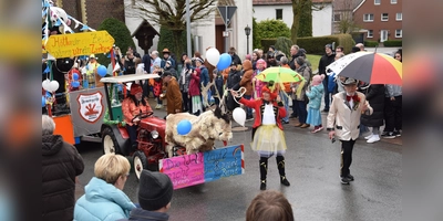 Der Straßenkarneval erobert das Höhendorf. (Foto: Marc Otto)