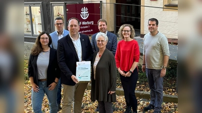 Andreas Niggemeier, Erster Beigeordneter, MdL Marco Schmitz, Stiftungsratsvorsitzender der Sozialstiftung NRW, Edeltraut Gierling-Mayer, Vorstand SkF, Sören Spönlein, Wirtschaftsförderung Stadt Warburg Daniela Dahlmann, Geschäftsführerin SkF Warburg, und Christian Haag, Schulleiter der Laurentius-Schule Warburg. (Foto: SkF)