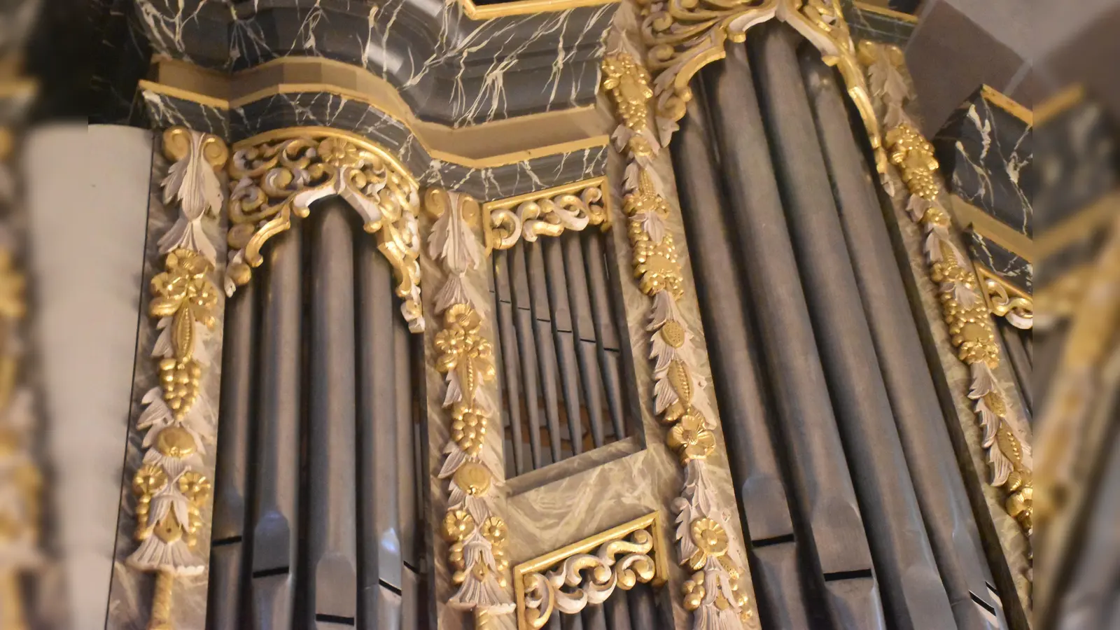 Die Barockorgel ist reich mit vergoldeten Verzierungen geschmückt.  (Foto: Barbara Siebrecht)