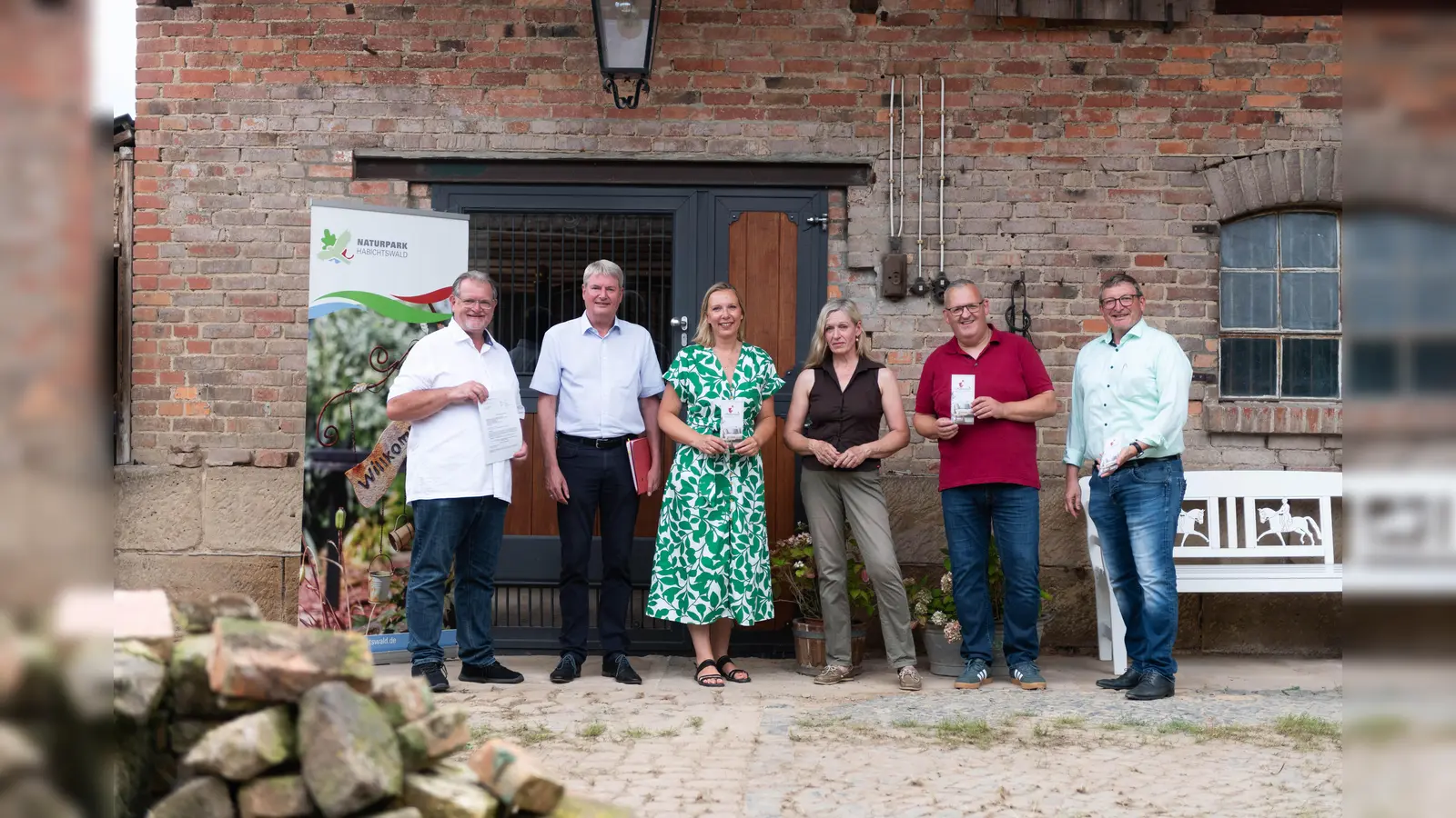 Freuen sich über den gelungenen Auftakt zum Projekt „Uffgepeppt – Beratungsangebot für Unterkünfte im Naturpark Habichtswald“: 8v.l.) Stefan Frankfurth (Vorsitzender TAG Naturpark Habichtswald e.V.), Peter Nissen (Leiter Servicestelle Regionalentwicklung Landkreis Kassel), Heike Dietrichkeit (Geschäftsführerin TAG Naturpark Habichtswald), Marion Reinecke (Projektpartnerin), Bgm. Stefan Hable und Frank Grunewald (Bgm. Stadt Niedenstein, Sprecher Leader-Entscheidungsgremium Region Kassel-Land). (Foto: Paul Bröker)