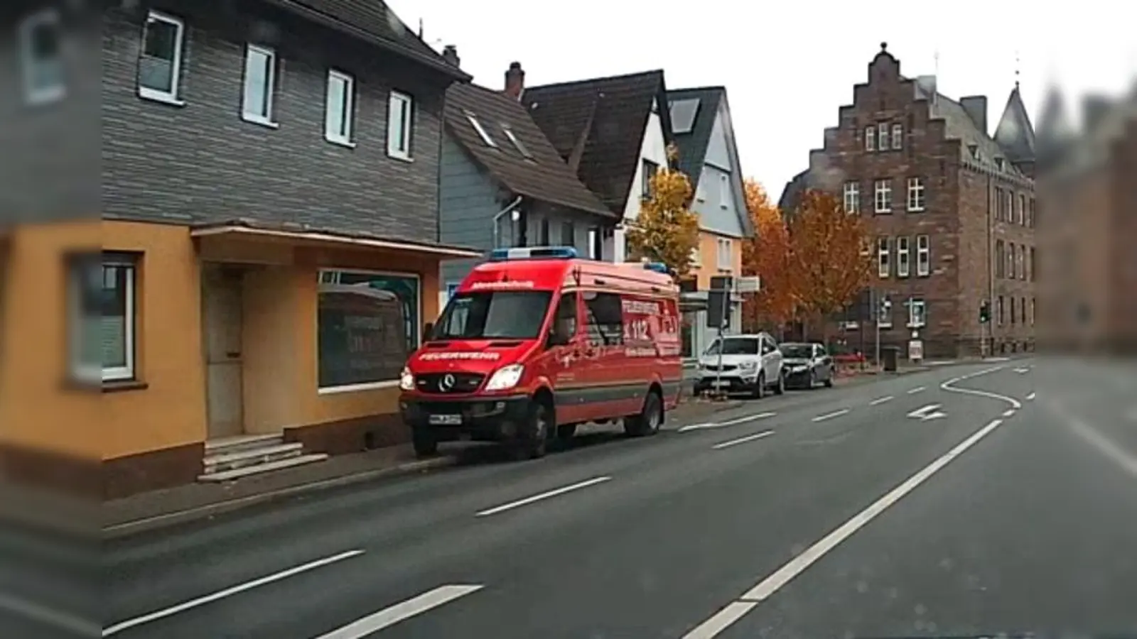 Der CBRN-Erkunder aus dem Kreis Gütersloh an einem Messpunkt in der Burgstraße. Hier wurde die Grundschule durch die Messleitung als besonders bedrohtes Gebäude erkannt und die erwartete Gefahr kontrolliert. (Foto: Feuerwehr Beverungen A. Bönning. )