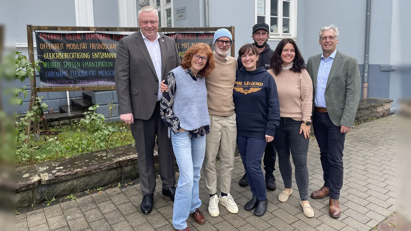 Die Stadt Höxter und das Projekt Begegnung verlängern die Zusammenarbeit im Jugendtreff um weitere drei Jahre (v.l.): Bürgermeister Daniel Hartmann, Abteilungsleiterin Monika Mönnekes, Robert Hartmann (Geschäftsführer Projekt Begegnung), Iwona Lokaj vom Jugendtreff, Peter Kamischke-Funk und Sarah Austermühl (Projekt Begegnung) und Dezernent Stefan Fellmann. (Foto: Stadt Höxter)