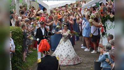 Zum Bezirksschützenfest in Albaxen fanden sich zahlreiche Ehrengäste ein. (Foto: Marc Otto)