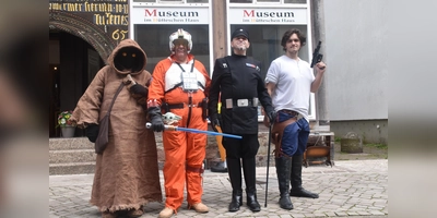 Der Yawa-Wüstenbewohner (Jamie Hamann), der X-Wing-Fighter-Pilot (Jürgen Feyerabend), der Imperiale Offizier (Frank Krierke) und Han Solo (Marc Hamann) wanderten durch Höxters Fußgängerzone.  (Foto: Barbara Siebrecht)