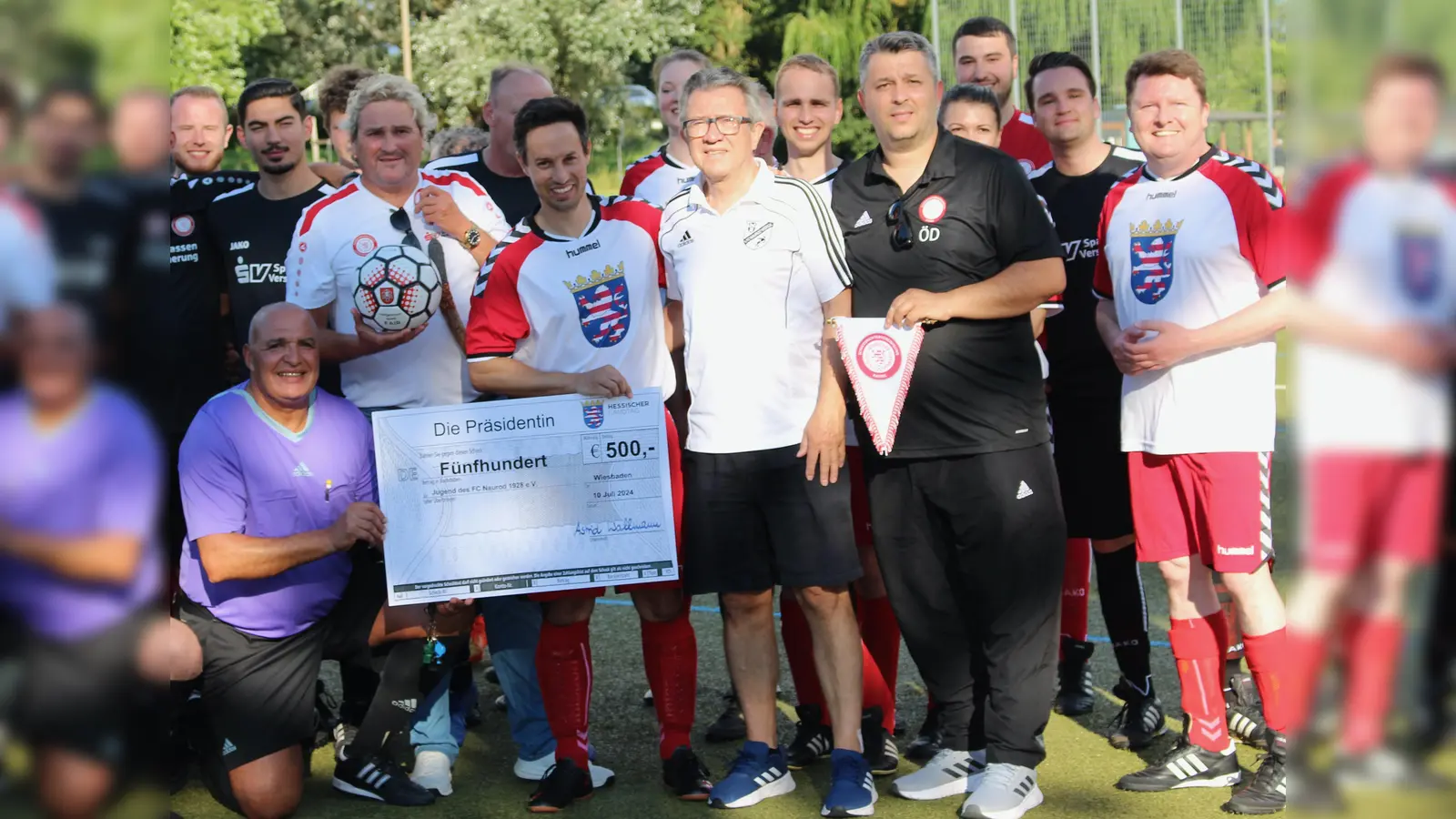 Beim Spiel der nordhessischen Unparteiischen gegen die Auswahl des Landtags dabei waren (vorne von li.) Schiedsrichter Nouredine Belarbi, Kreisfußballwart Stefan Schindler, MdL Oliver Ulloth, Helge Dörr (Vorsitzender FC Naurod), Ömer Demiray (Kreisschiedsrichterobmann Kassel). Über ein Spende des Landtags freut sich die Jugendabteilung des gastgebenden FC Naurod). (Foto: Fußballreis Hofgeismar-Wolfhagen/Ralf Heere)