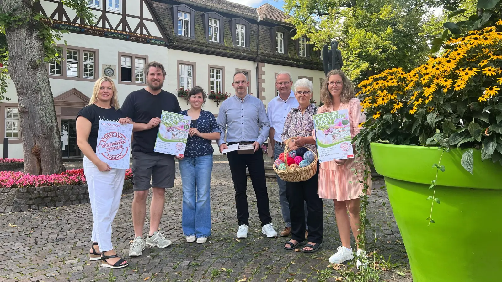 Zum Feierabendmarkt laden ein: (v. l.) Nicole Bartolles (Beverungen Marketing), Joachim Kalitzke &amp; Sandra Treml (Strandwetter Destillerie), Christian Grund (loepp optic), Bürgermeister Hubertus Grimm, Barbara Saggel (Frau Wolle), Verena Hoppe (Beverungen Marketing) (Foto:  Beverungen Marketing)