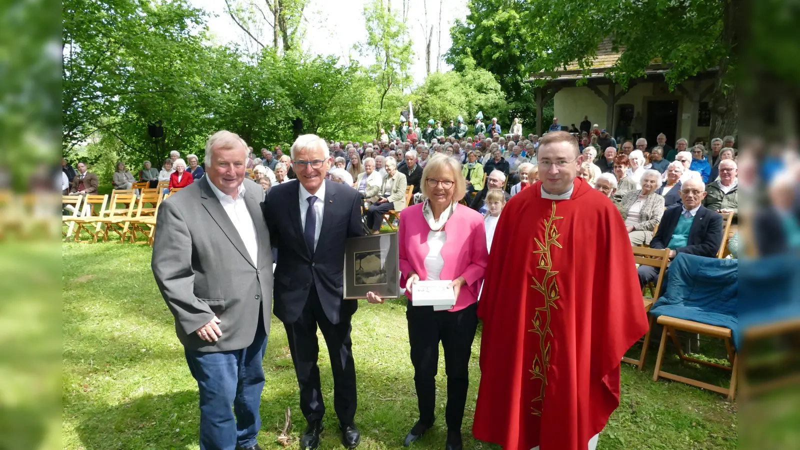 Kirchenvorstand und Corvey-Kenner Josef Kowalski (2. von links) machte die Menschen mit der kraftspendenden Ausstrahlung der ehemaligen Benediktinerabtei am Weserbogen vertraut. Hans-Werner Gorzolka (Kirchenvorstand der Kirchengemeinde Ovenhausen) und Pastoralverbundsleiter Pfarrdechant Dr. Hans-Bernd Krismanek dankten Josef Kowalski für sein mitreißendes Glaubenszeugnis und schlossen in den Dank auch Ehefrau Elisabeth ein. (Foto: Kirchengemeinde Corvey)