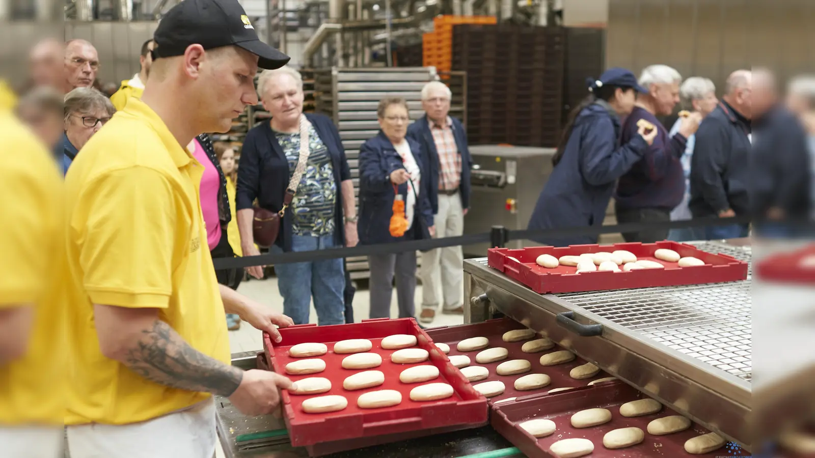 Die Besucher hatten beim Tag der offenen Backstube die Gelegenheit zu erfahren, wie in dem modernen Bäckereibetrieb hochwertige Backwaren entstehen. (Foto: Stefan Bönning)