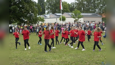 Beim traditionellen Fest der Schuljugend hatten am Montagnachmittag die Kinder der Würfelturmschule ihren Spaß bei Tänzen und Wettkampfspielen. Zahlreiche Eltern und Verwandte schauten ihnen dabei zu. (Foto: Stefan Bönning)