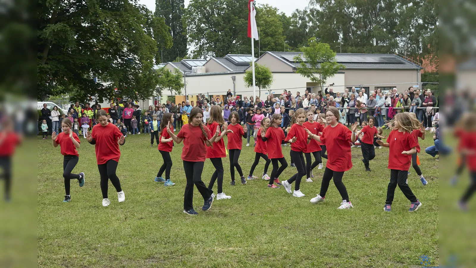 Beim traditionellen Fest der Schuljugend hatten am Montagnachmittag die Kinder der Würfelturmschule ihren Spaß bei Tänzen und Wettkampfspielen. Zahlreiche Eltern und Verwandte schauten ihnen dabei zu. (Foto: Stefan Bönning)