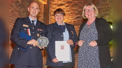 Die Ehrenmedaille des Hessischen Ministerpräsidenten nahmen Wehrführer Timo Wegner und Feuerwehrvereins-Vorsitzende Jana Hassenpflug von Vizelandrat Silke Engler entgegen. (Foto: Stefan Bönning)