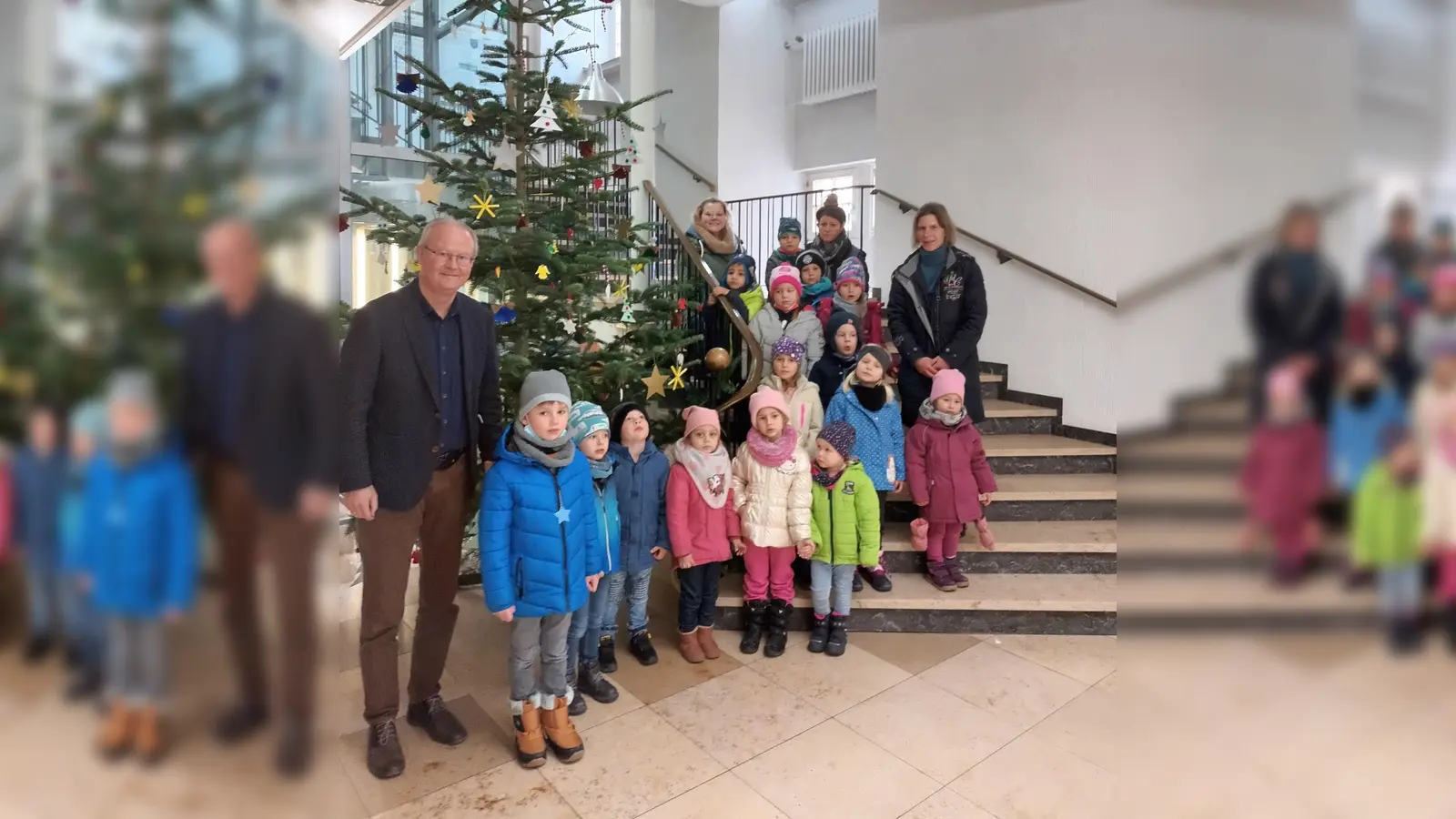 Die KInder der kath. Kindertageseinrichtung St. Josef Wehrden schmückten den Baum im Rathaus.  (Foto: privat)