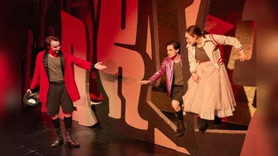 Luca Zahn (Ausrufer), Hannah Im Hof (als Marie) und Rino Hosennen (als Tambourmajor) in einer Szene in Woyzeck (Foto: Richard Becker / Theater Lindenhof)