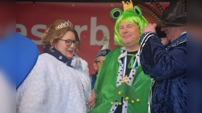 Für die vielen Kilo Süßigkeiten bekam Filialleiter Michael Knipping, der Froschkönig ein Küsschen von der Prinzessin Yvonne der Organisierenden.  (Foto: Barbara Siebrecht)