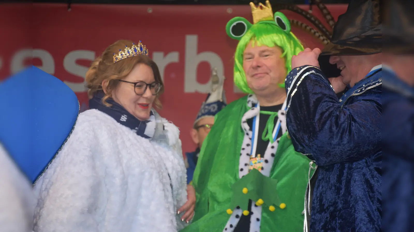 Für die vielen Kilo Süßigkeiten bekam Filialleiter Michael Knipping, der Froschkönig ein Küsschen von der Prinzessin Yvonne der Organisierenden.  (Foto: Barbara Siebrecht)