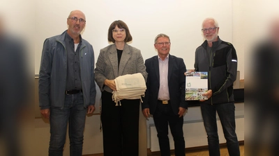 V.l.: Josef Krekeler (Kulturverein), Ivonne Meyer (Kreis Höxter), Werner Dürdoth (stv. Landrat) und Josef Weskamp (Kulturverein Brenkhausen). (Foto: Kreis Höxter)