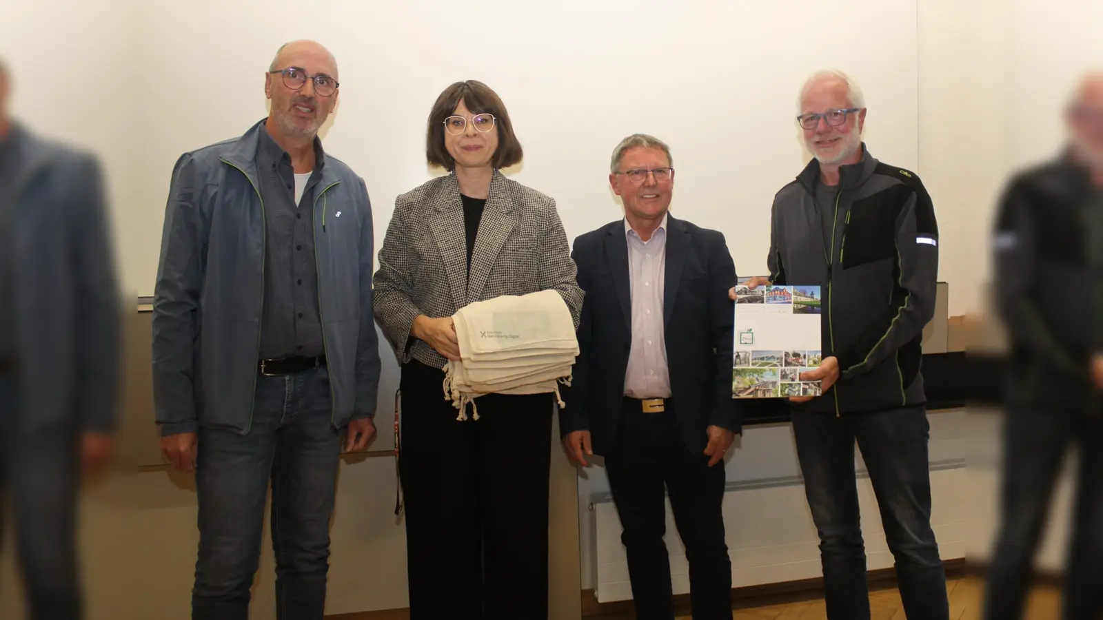 V.l.: Josef Krekeler (Kulturverein), Ivonne Meyer (Kreis Höxter), Werner Dürdoth (stv. Landrat) und Josef Weskamp (Kulturverein Brenkhausen). (Foto: Kreis Höxter)