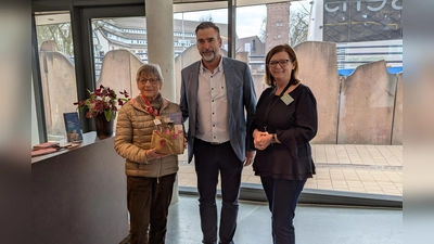 10.000. Besucherin Margarete Engelke mit Bürgermeister Christian Belke und Geschäftsführerin Barbara Richter. (Foto: Stadtmarketing Holzminden GmbH)