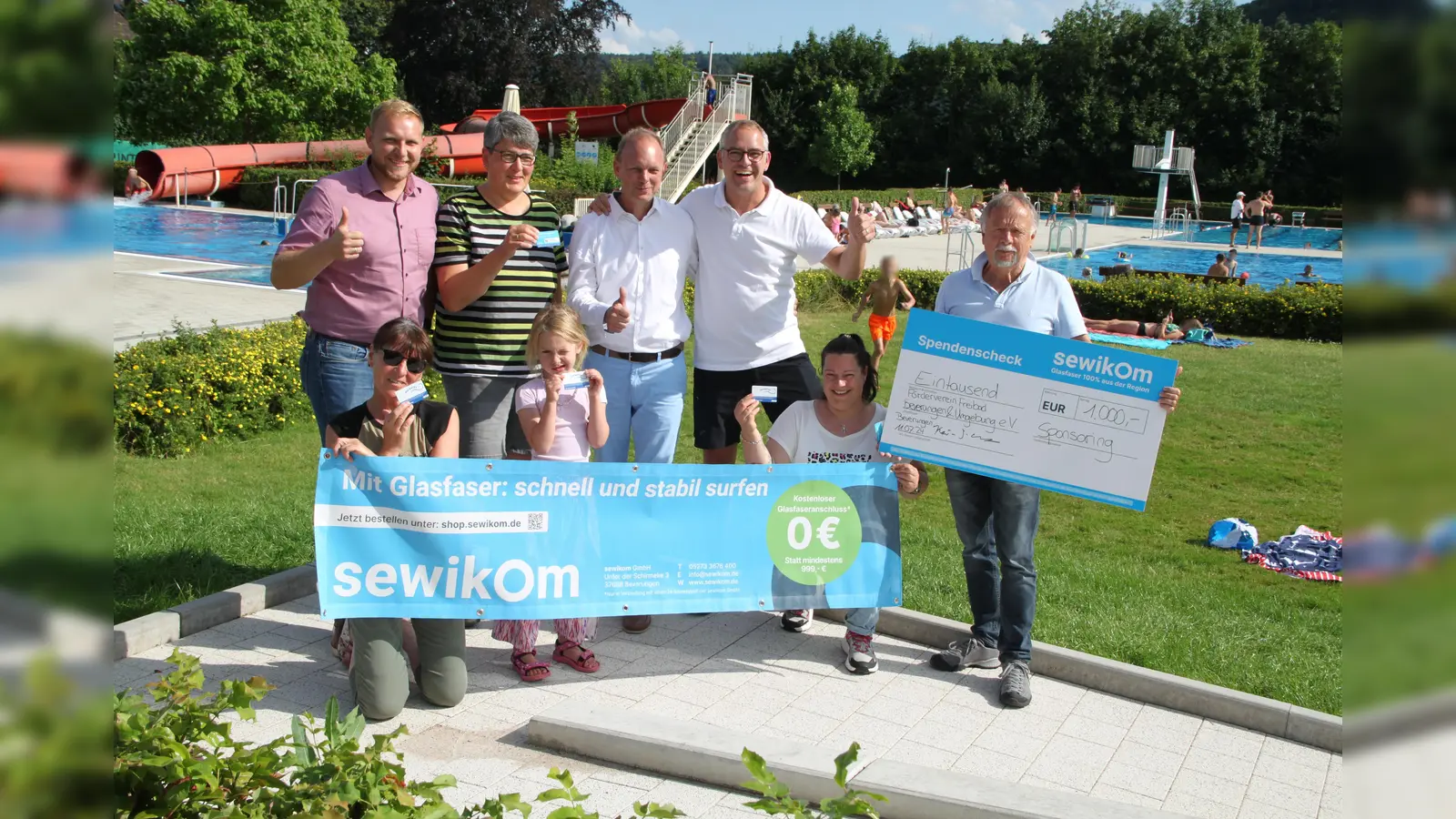 Spendenübergabe in der „Batze“ (v. l.): Dagmar Roscher (stellv. Vorsitzende Fördervereins), Florian Seela (Stadt Beverungen), Katja Hermneuwöhner (Vorstand), Kai-Timo Wilke (sewikom-Geschäftsführer) mit Tochter Anna, Heiner Hake, (Vorsitzender des Fördervereins) Cornelia Lübbesmeier (Vorstand), Gunther Parschun (Vorstand). (Foto: sewikom)