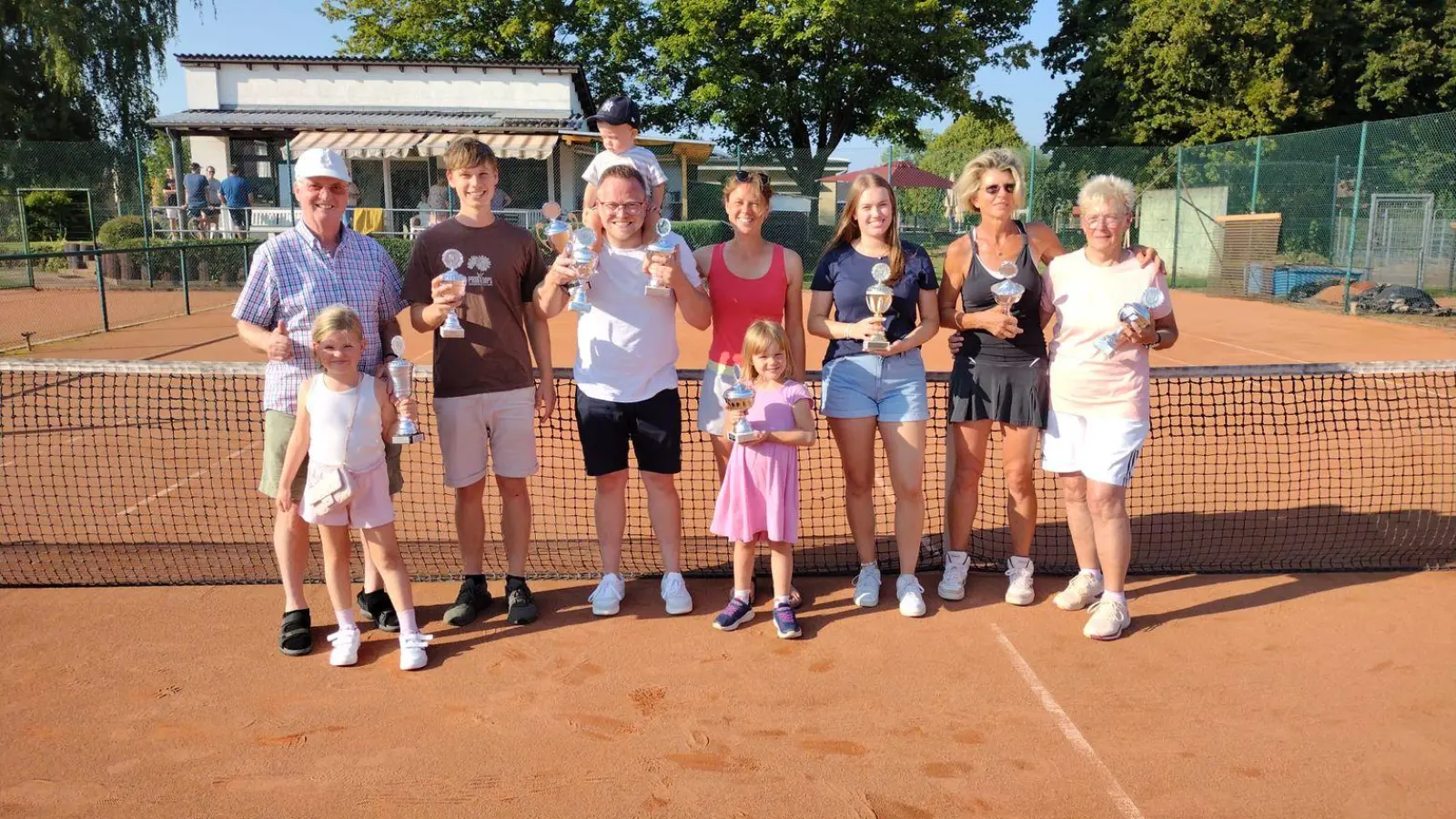 v.r. Edeltraut Wahl, Bettina Beckmann, Finja Grote, Nora Wegener mit Tochter, Fabian Koch mit Sohn, Malte Renner, Helmut Seydler mit Enkeltochter. (Foto: privat)