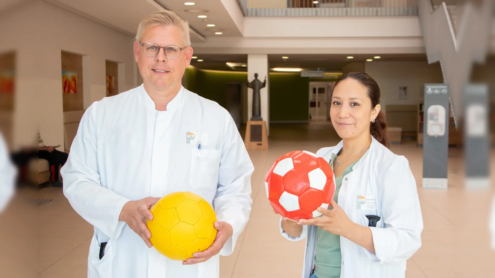 Dr. Mathias Weber und Maria Elena Garcia sind zwei der Ärzte aus dem Kreis Höxter, die bei der Fußball-EM vor Ort unterstützen. (Foto: KHWE)