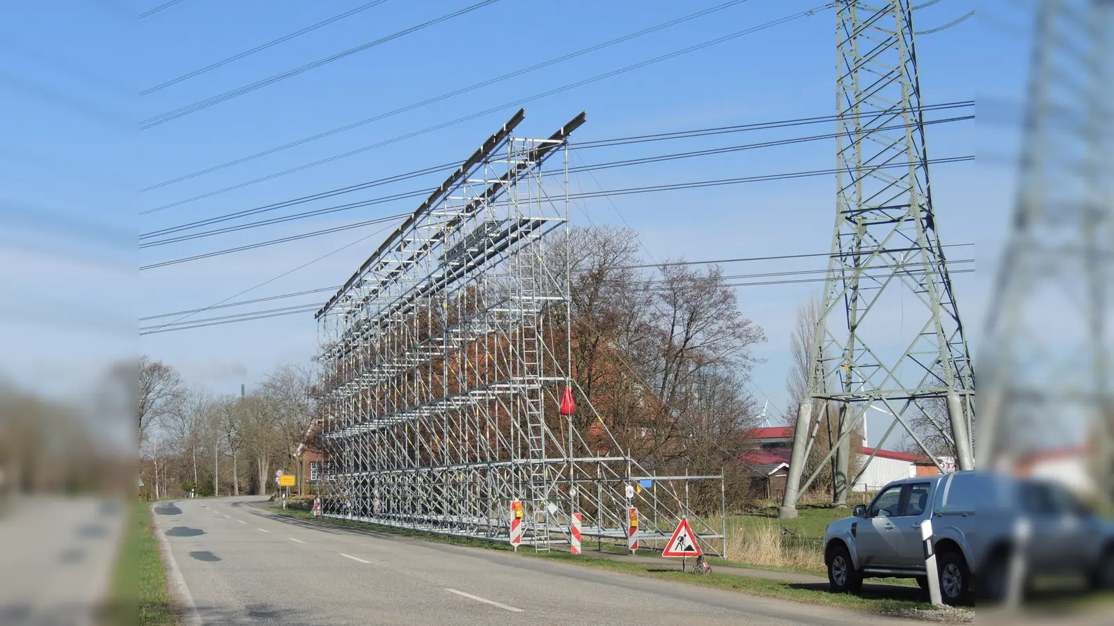 An einigen Straßen mit überörtlicher Bedeutung werden Schutzgerüste während des Seiltauschs aufgestellt, damit der Verkehr sicher fließen kann. (Foto: Firma TenneT)