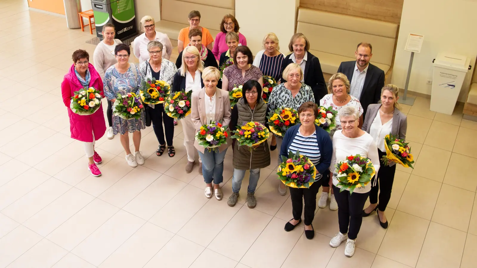 Ehrungen und Verabschiedungen: Die KHWE drückt langjährigen und scheidenden Mitarbeitern ihren Dank und ihre Anerkennung aus. (Foto: KHWE)