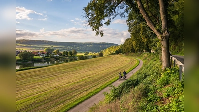 Radfahrer genießen ihre Radtour am beliebten Weser-Radweg im Weserbergland. (Foto: TMN/Markus Tiemann)