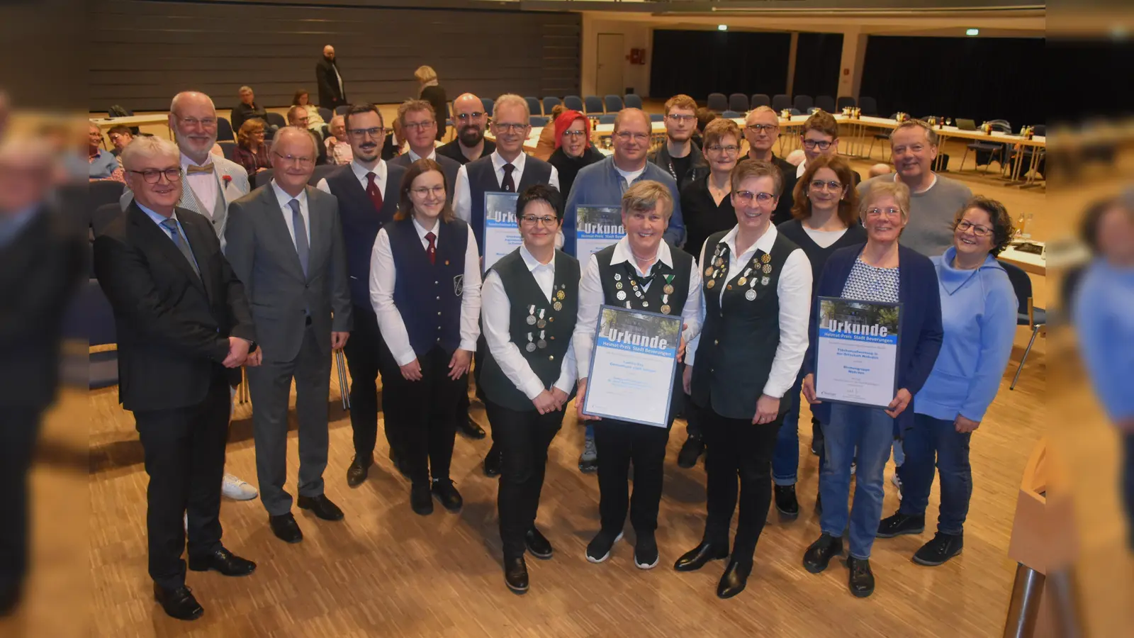 Die stellvertretenden Bürgermeister Günter Weskamp und Roger van Heynsbergen und Bürgermeister Hubertus Grimm übergaben die Heimatpreise 2024 an die Damenschießgruppe der St. Josef-Schützenbruderschaft Dalhausen, den Musikverein Dalhausen, die Blaskapelle Haarbrück und die Blumengruppe Wehrden. (Foto: Barbara Siebrecht)