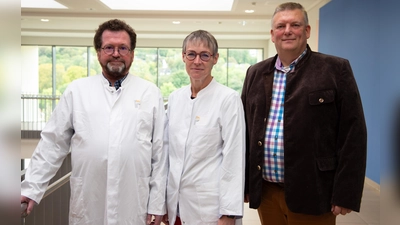 KHWE-Geschäftsführer Christian Jostes (rechts) begrüßt Dr. Henning Grastorf (neuer Chefarzt Geburtshilfe) und Dr. Christine Grastorf (neue Oberärztin Geburtshilfe). (Foto: KHWE)