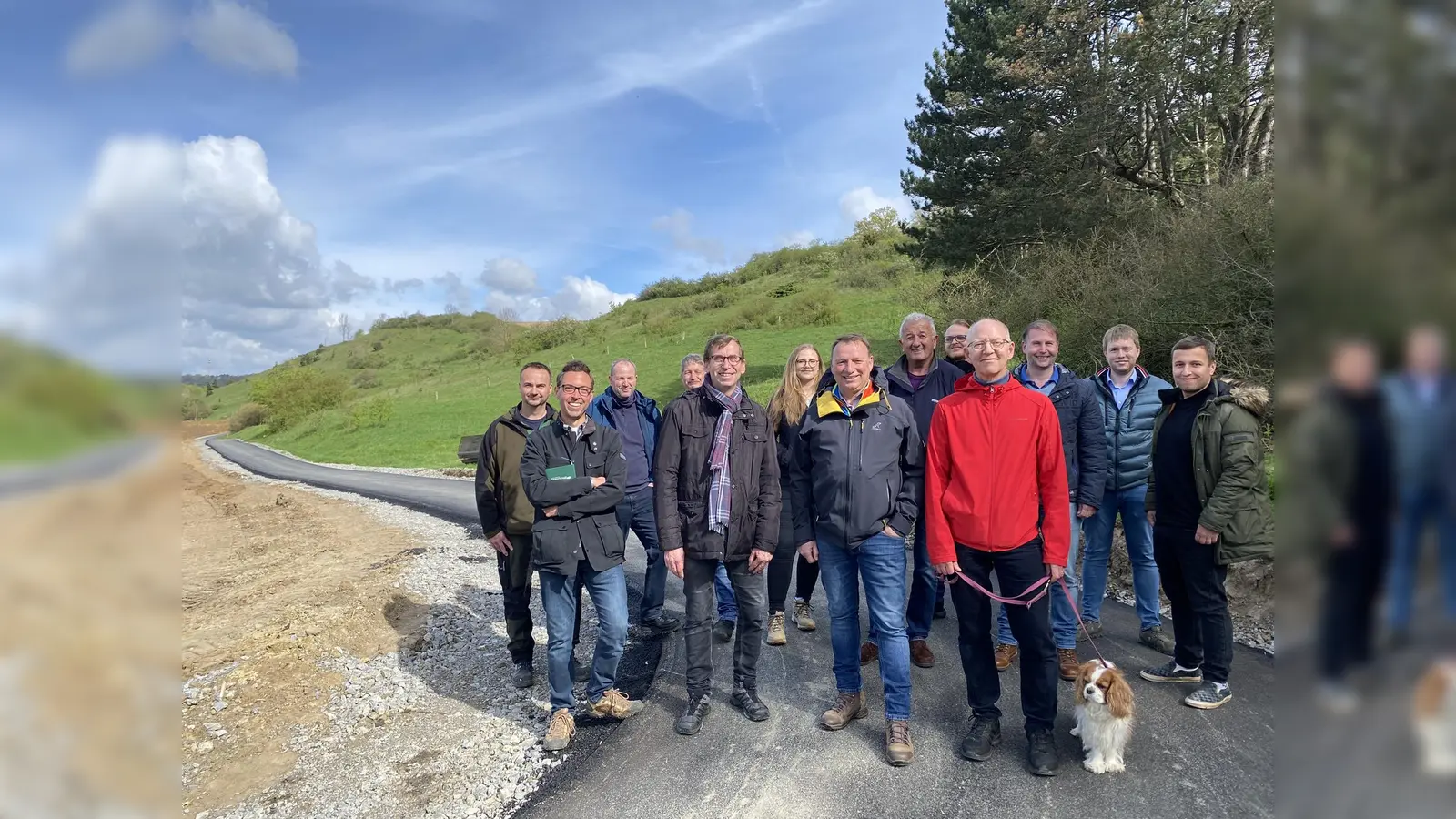 Der Radweg führt vorbei an den Magerrasen des Kalkberges: Die Beteiligten von Planung und Bauunternehmen sowie Vertreter aus der Verwaltung und der Lokalpolitik freuen sich über den zügigen Fortschritt der Baustelle. (Foto: privat)