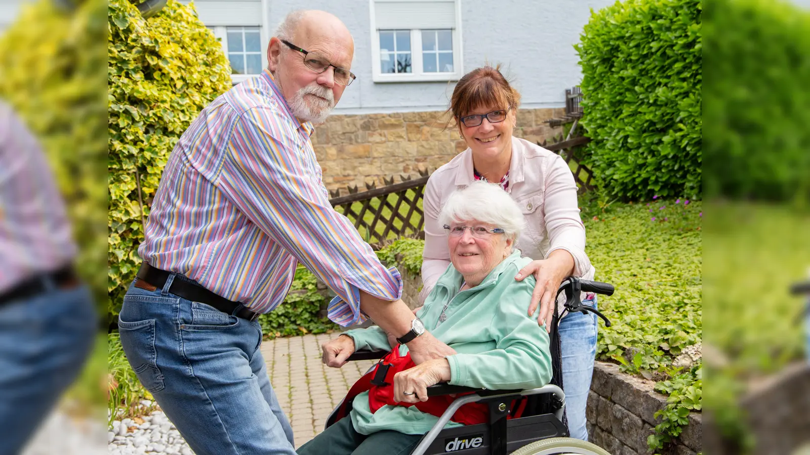 Karin Höflich (rechts) steht Patienten wie Heinz-Jürgen und Barbara Rissiek mit Rat und Tat zur Seite, um die Pflege im eigenen Zuhause so leicht wie möglich zu gestalten. (Foto: KHWE)