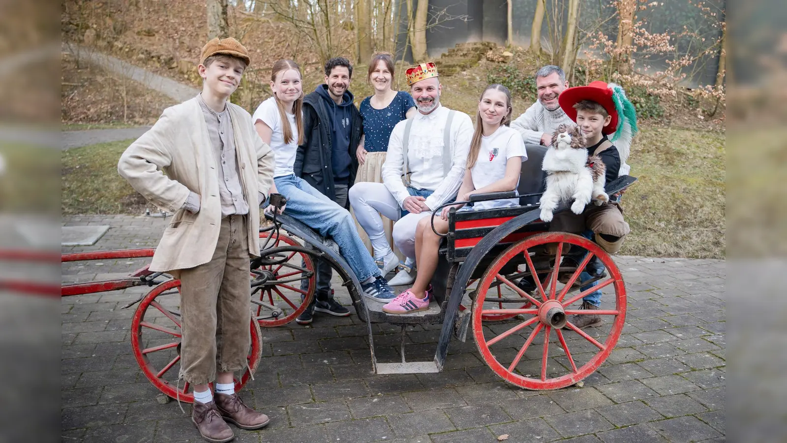 Das Team Der gestiefelte Kater (v.l.): Malte Loermann (Müllersbursche Hans), Lotte Giefers (Prinzessin Rosa), Carsten Meier (Regieassistenz), Lisa Hasenbein (Köchin), Dominik Scholz (König), Elli Nolte (Prinzessin Rosa), Stephan Rumphorst (Regie), Vincent Droste (Kater). (Foto: Freilichtbühne Bökendorf)