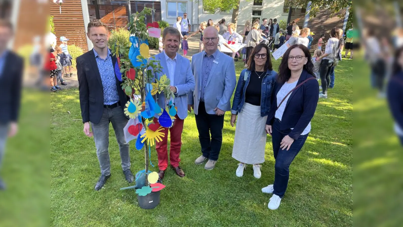 Gemeinsam für bessere Bedingungen in der Kindertagesbetreuung: Eduard Butt (Christlicher Schulverein), Landrat Michael Stickeln, Detlef Müller (Geschäftsführer der Kath. Kindertageseinrichtungen Hochstift gem. GmbH), Ulrike Freitag-Friedrich (Evangelischer Kirchenkreis) und Manuela Bünz (Der Paritätische). (Foto: Kreis Höxter)