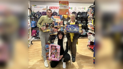 V.l.: Stefan Przyjemski und Angestellte Martina Kuhlmann von City Kauf helfen „Löwenmama“ Susanne Saage beim Erfüllen der Kinderwünsche. (Foto: privat)