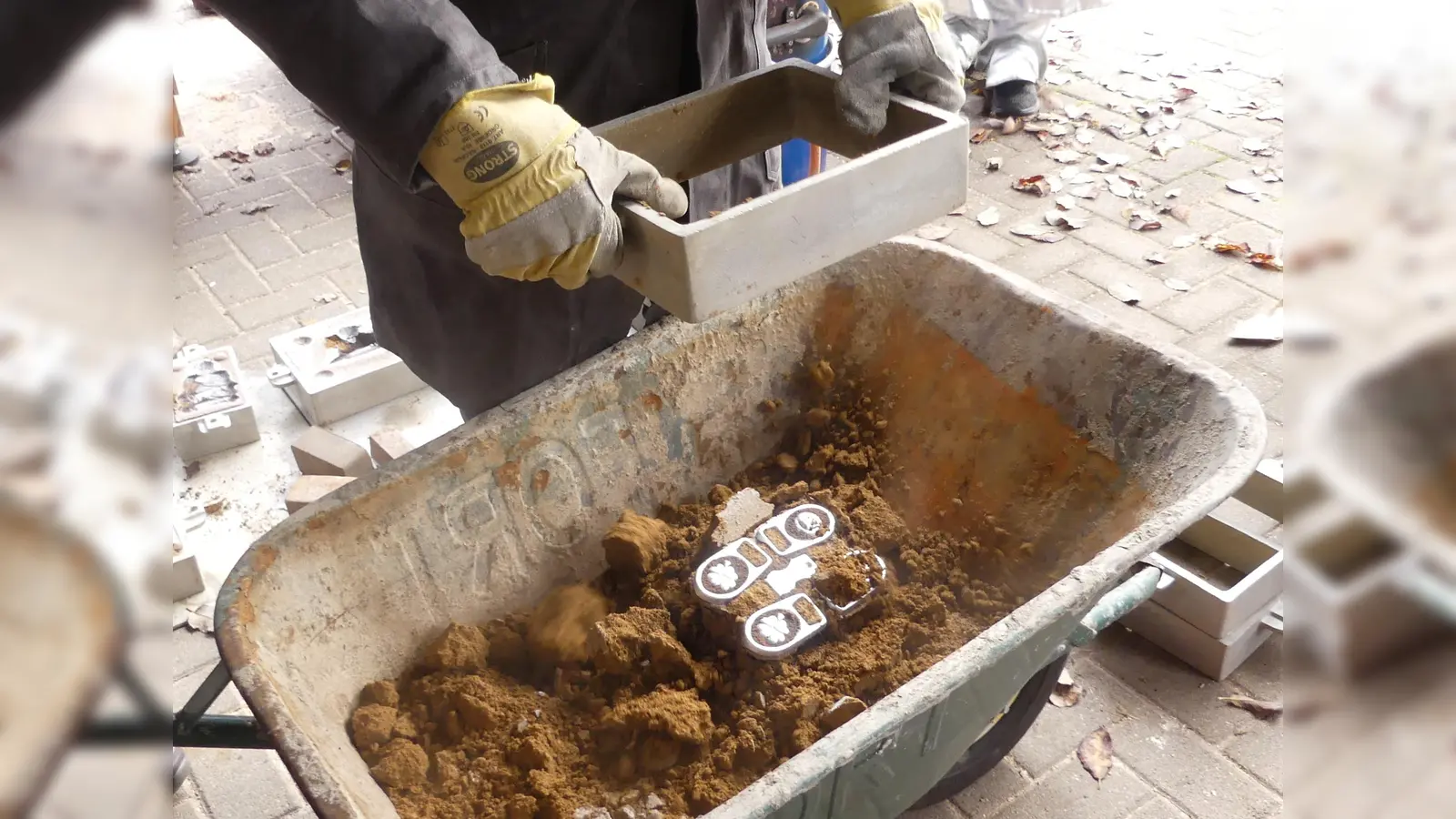 Nach dem Erkalten werden die Gusstücke aus der Gussform ausgelöst. (Foto: Landkreis Holzminden)