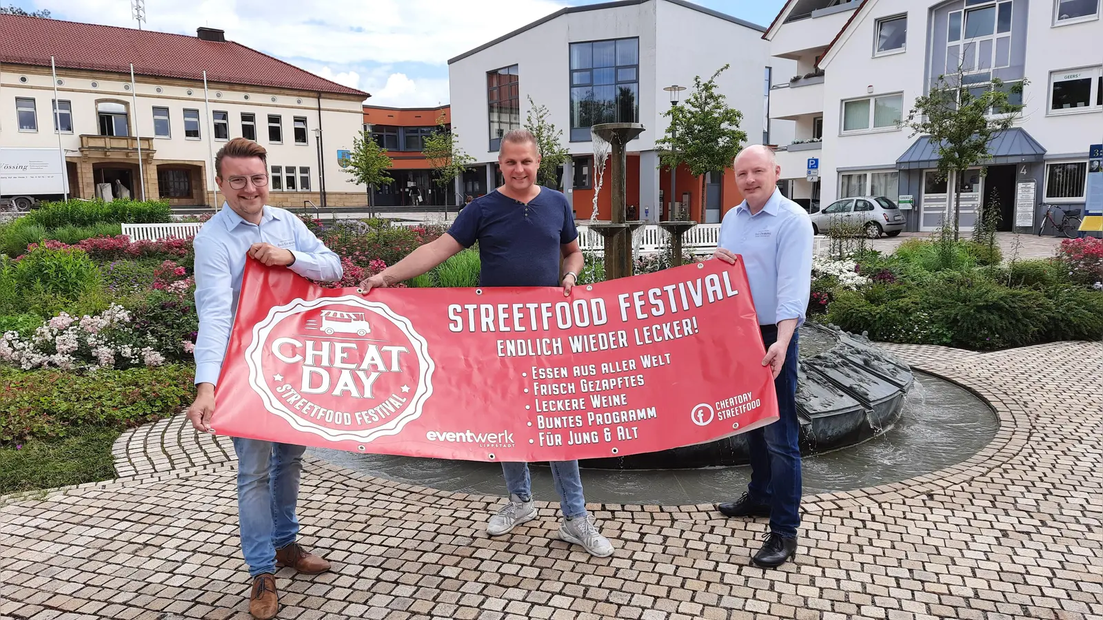 V.l.: Daniel Winkler (Bad Driburger Toursitik GmbH), Marc Fox (Veranstalter eventwerk) und Maik Kulgemeyer (Bad Driburger Touristik) sehen dem Streetfood Festival auf dem Rathausvorplatz mit großer Vorfreude entgegen. (Foto: privat)