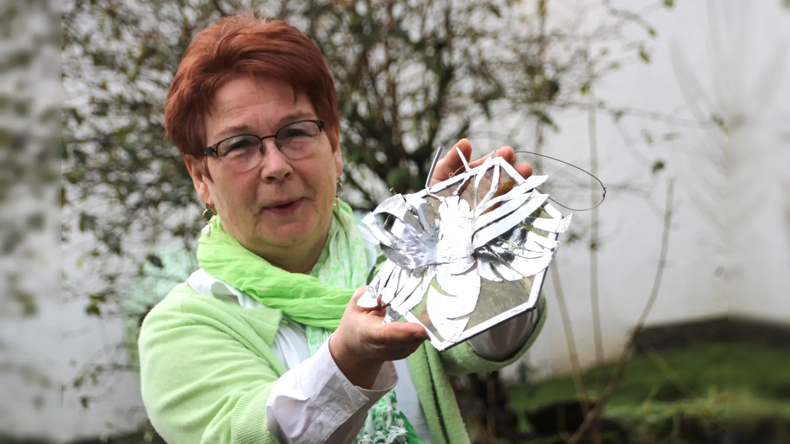  Landfrau Gaby Beckmann zeigt eine der Bienen, die bei der großen Outdoor-Ausstellung im Weserbogen zu sehen sein werden. Kreiert worden ist diese Biene im Kreativhof Bellersen. (Foto: LGS/Madita Schellenberg)