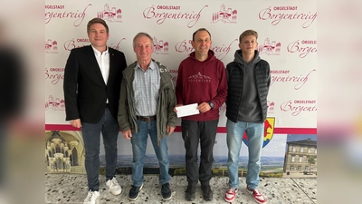 Stellvertretend für das Team „Radfreunde Borgholz“ nahmen Dieter Hartmann, Matthias Hartmann und Jakob Hartmann den Preis von Bürgermeister Nicolas Aisch (l.) entgegen (Foto: Stadt Borgentreich)