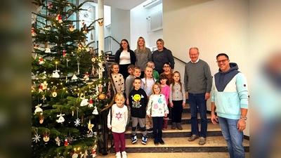 Zoe Spieker (v. l.), Sophie Wenzel, Carina Vössing, Bürgermeister Hubertus Grimm und Kindertagesstättenleiter Marius Isermann mit Kindern aus der Kita Sonnenbreite Beverungen (Foto: Stadt Beverungen)