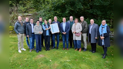 Verbandsvorsitzender Ralf Buberti und Geschäftsführerin Claudia Wolff des Naturparks Solling-Vogler freuen sich über die Zertifizierung zum Qualitätsnaturpark und den neuen Naturparkplan mit ihren Gästen. (Foto: Jürgen Bommer)