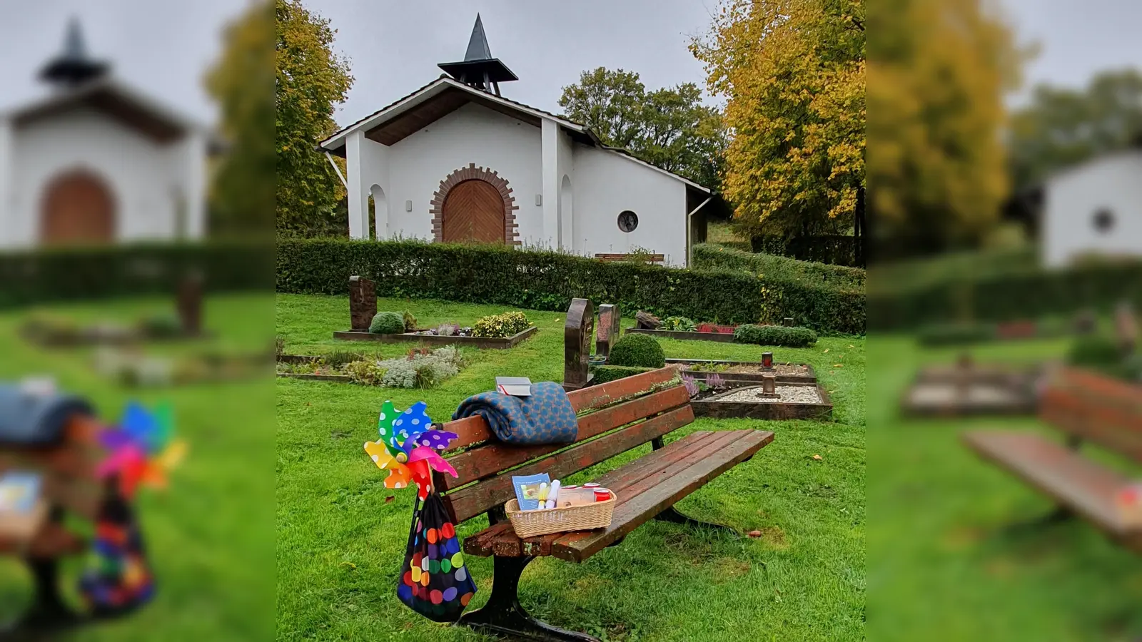 Begegnung auf dem Friedhof. (Foto: M. Bange)