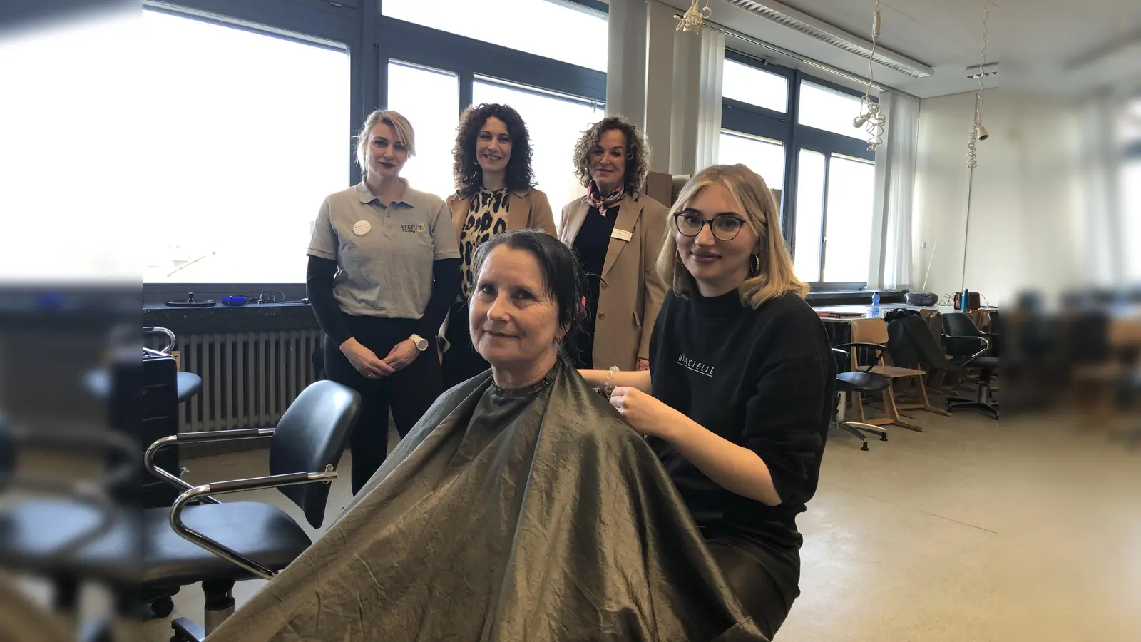 Die Info-Veranstaltung mit dem Titel „Auf deinen Kopf kommt es an: Ist Friseur oder Friseurin dein Style?“ am Montag, 17. Februar, von 18 bis 20 Uhr im Berufskolleg Kreis Höxter in Brakel richtet sich an alle Interessenten einer Friseur-Ausbildung und insbesondere auch an Eltern interessierter Jugendlicher. Dafür werben (hinten v.l.) Denise Fromme-Krantz (Berufsberaterin Agentur für Arbeit), Nadine Buhler (Vorstand der Friseur-Innung), Anke Krumme (Lehrkraft Berufskolleg Kreis Höxter) und Melisanda Hörning (r.) (Auszubildende Frieseursalon Hairstelle) hier mit Barbara Fromme. (Foto: Kreis Höxter)