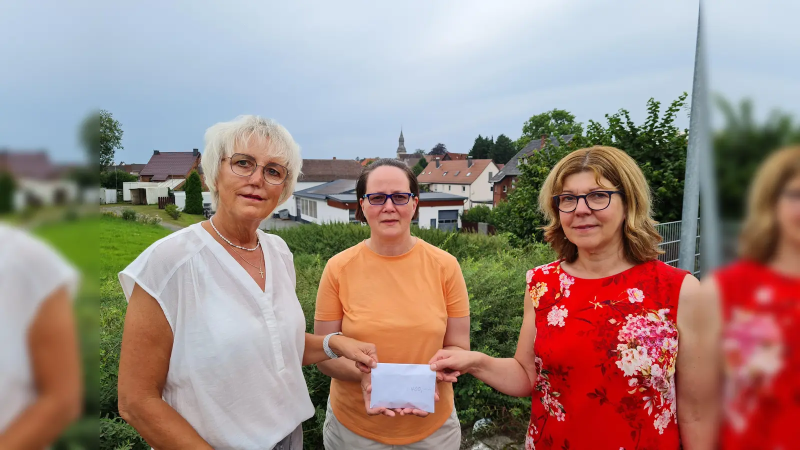 Bei der Spendenübergabe im Sommer: Dagmar Hensler (Mitte), Eva Lensdorf (rechts) und Waltraud Otte, beide AWO Marienmünster. (Foto: privat)