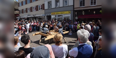 Künstler vielerlei Coleur sorgten für buntes Treiben auf den Straßen der Weserstadt. (Foto: Marc Otto)