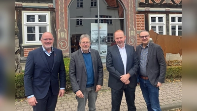 Die Regionalgruppe OWL der AG Historische Stadt- und Ortskerne NRW tagte im Deutschen Käsemuseum in Nieheim: (v.l.) Bürgermeister Johannes Schlütz (Stadt Nieheim), Jörg List (Bezirksregierung Detmold), Bernd Zimmermann (stellvertretender Vorsitzender der Regionalgruppe OWL) und Markus Baier (Vorsitzender der AG Historische Stadt- und Ortskerne NRW). (Foto: Stadt Brakel)